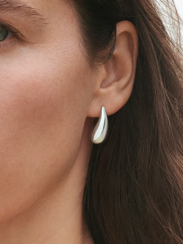 Georg Jensen Örhängen Small Reflect - Silver 20001972, klocka som du kan handla till bra pris hos oss på Klockmaster.