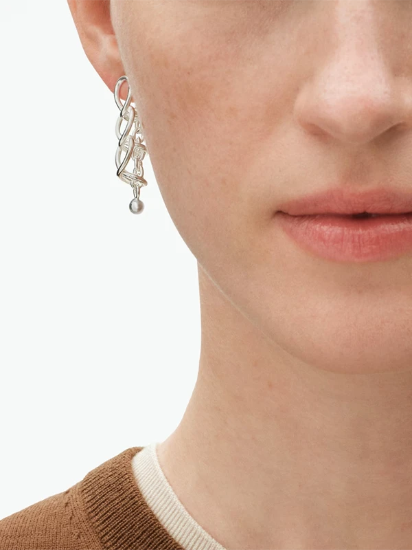 Georg Jensen Örhängen Weft - Silver 20002036, klocka som du kan handla till bra pris hos oss på Klockmaster.
