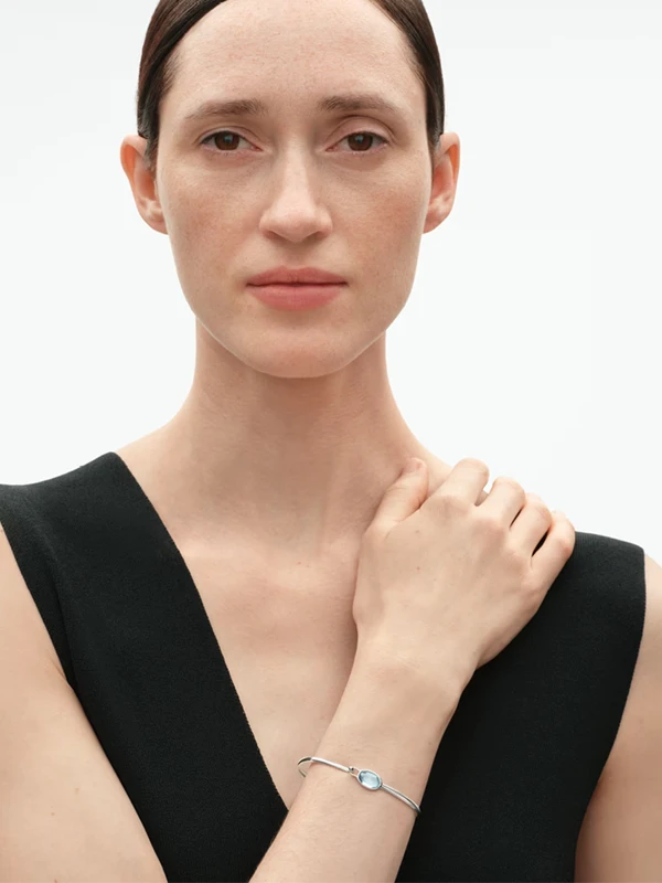 Georg Jensen Torun Armring Medium - Silver/Blå 20002074000M, klocka som du kan handla till bra pris hos oss på Klockmaster.