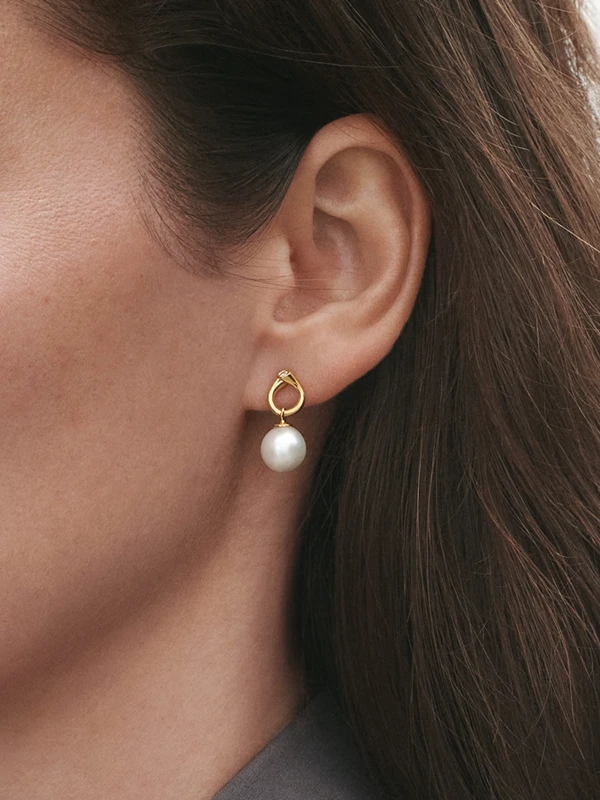 Georg Jensen Örhängen Magic - Guld/Vit 3519643, klocka som du kan handla till bra pris hos oss på Klockmaster.