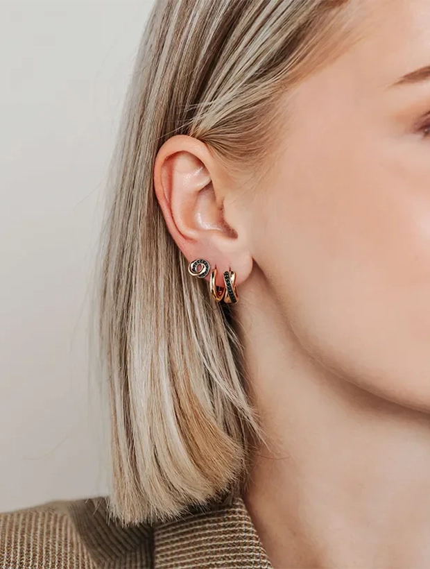 Ti Sento Black Zirconia Crossover Hoops - Svart/Guld 7667BY, klocka som du kan handla till bra pris hos oss på Klockmaster.