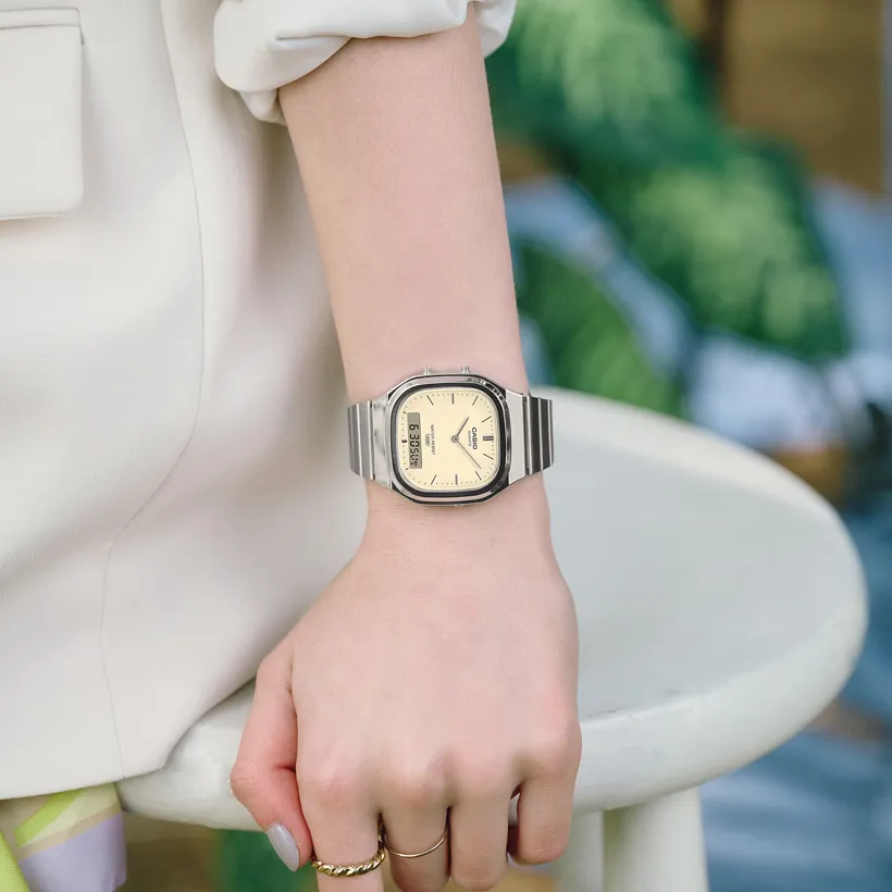 CASIO Vintage Retro-modern 36mm AQ-240E-7A2EF, klocka som du kan handla till bra pris hos oss på Klockmaster.