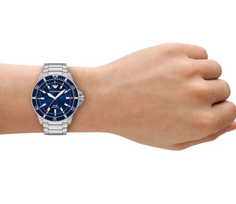 Emporio Armani World Explorer Solar 42mm, klocka som du kan handla till bra pris hos oss på Klockmaster.