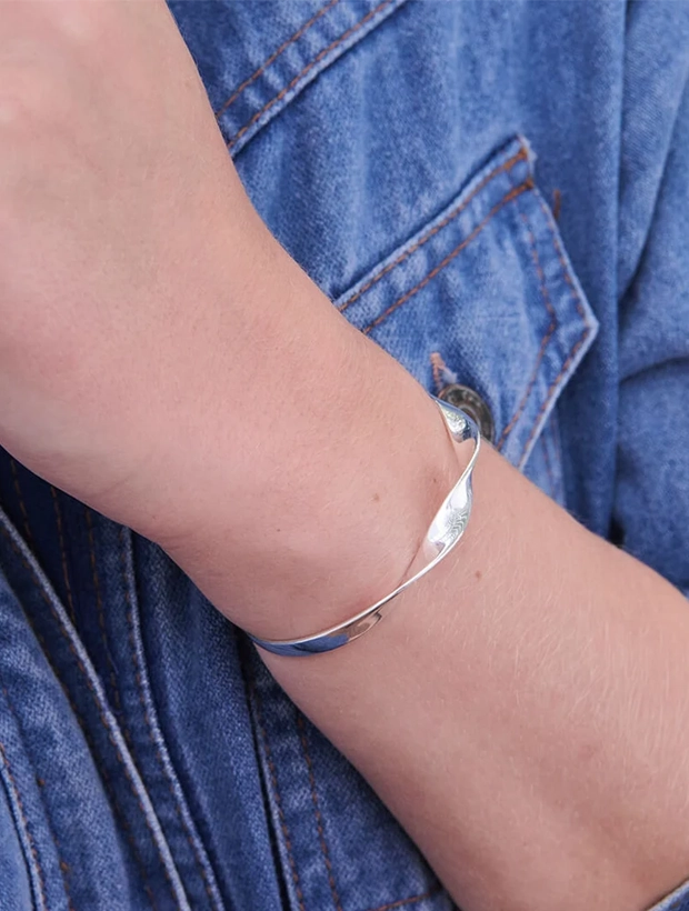 By Sofia Wistam Twirl  Silverarmband B24052919, klocka som du kan handla till bra pris hos oss på Klockmaster.