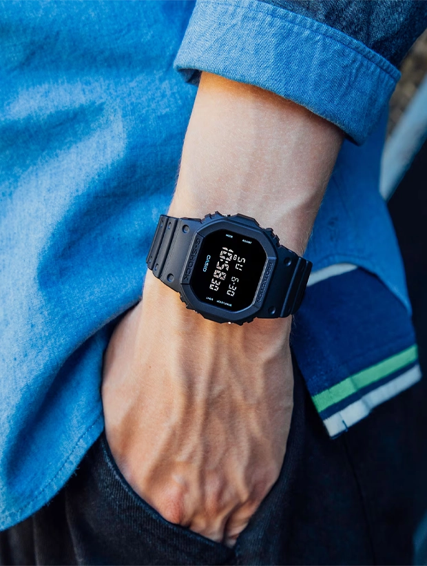 CASIO G-Shock Solid Colors 43mm DW-5600UBB-1ER, klocka som du kan handla till bra pris hos oss på Klockmaster.