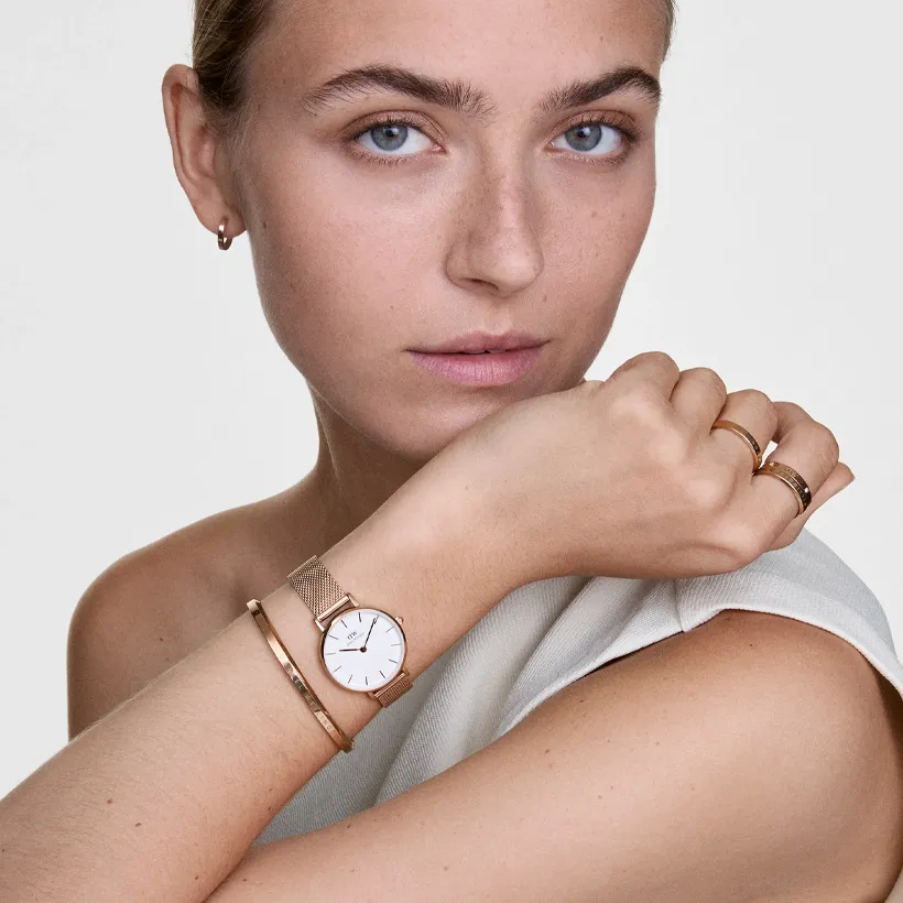 Daniel Wellington Classic Petite Melrose 28mm DW00100219, klocka som du kan handla till bra pris hos oss på Klockmaster.