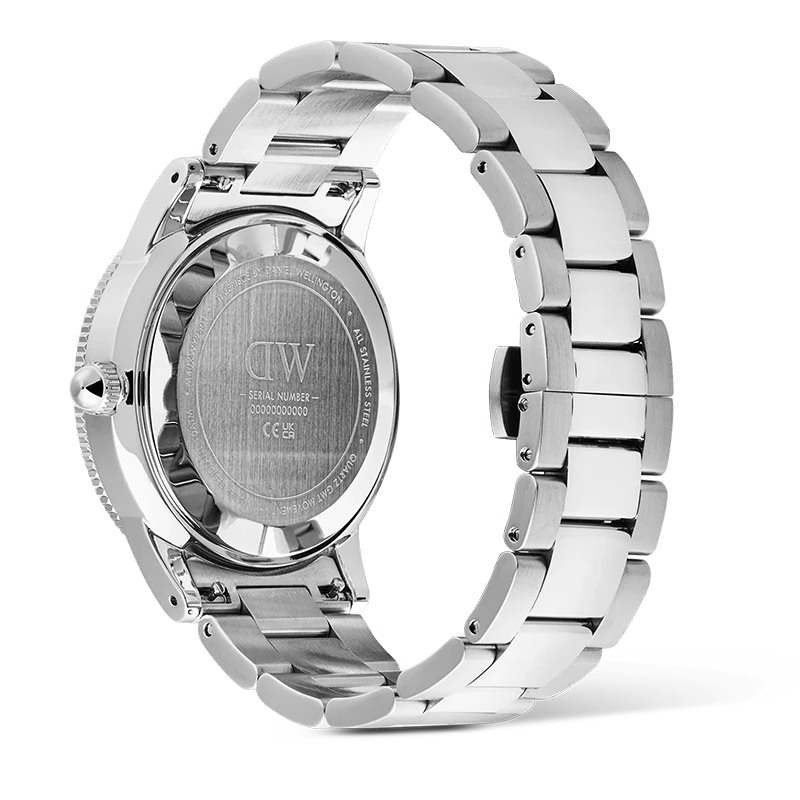 Daniel Wellington Iconic GMT Link Black Ceramic Bezel Silver 40mm, klocka som du kan handla till bra pris hos oss på Klockmaster.