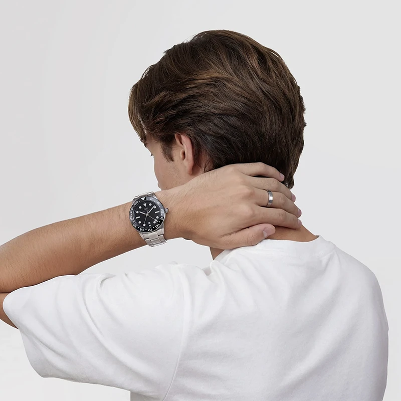 Daniel Wellington Iconic GMT Link Black Ceramic Bezel Silver 40mm, klocka som du kan handla till bra pris hos oss på Klockmaster.