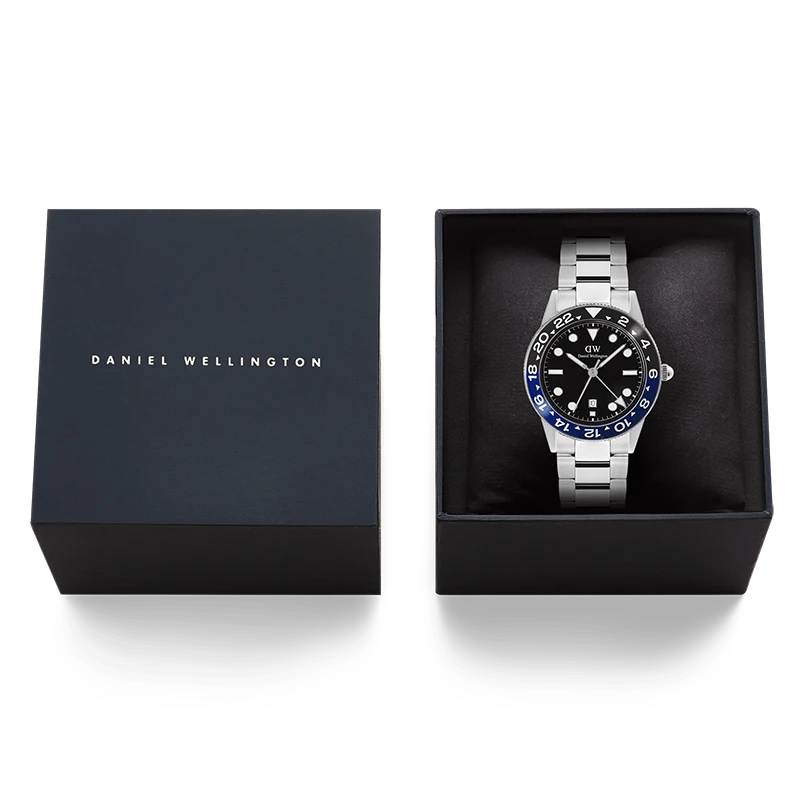 Daniel Wellington Iconic GMT Link Black Blue Ceramic Bezel Silver 40mm, klocka som du kan handla till bra pris hos oss på Klockmaster.