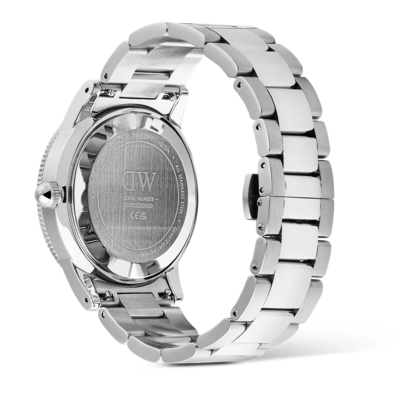 Daniel Wellington Iconic GMT Link Black Blue Ceramic Bezel Silver 40mm, klocka som du kan handla till bra pris hos oss på Klockmaster.