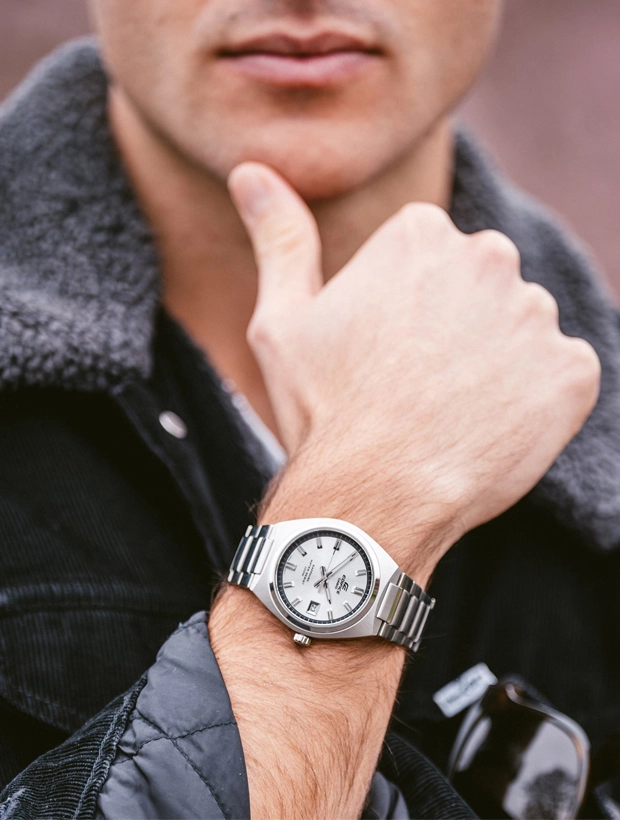 CASIO Edifice Motorsports 38.5mm EFB-109D-7AVEF, klocka som du kan handla till bra pris hos oss på Klockmaster.