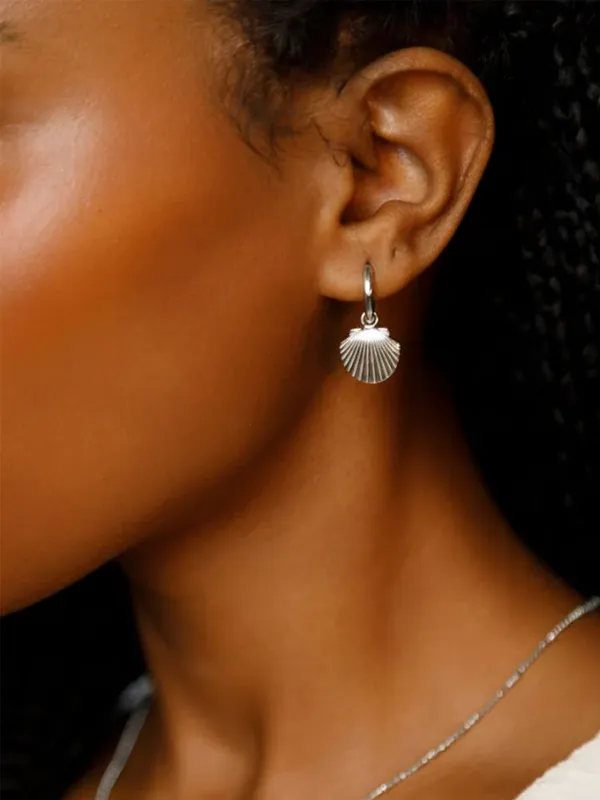 By Sofia Wistam Ocean Muse Shell - Silverörhängen M069516S, klocka som du kan handla till bra pris hos oss på Klockmaster.