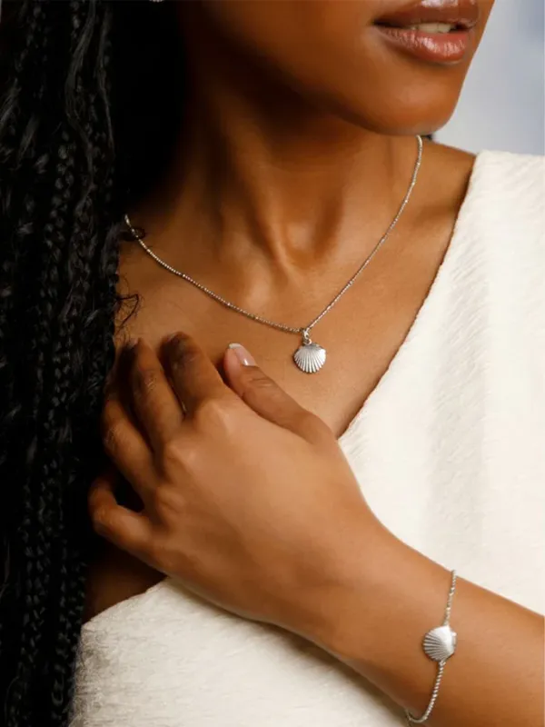 By Sofia Wistam Ocean Muse Shell - Silverarmband M069619S, klocka som du kan handla till bra pris hos oss på Klockmaster.