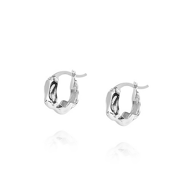 Mockberg Wavy bolded mini silver hoops MB0168, handla denna klocka online eller i butik hos klockmaster
