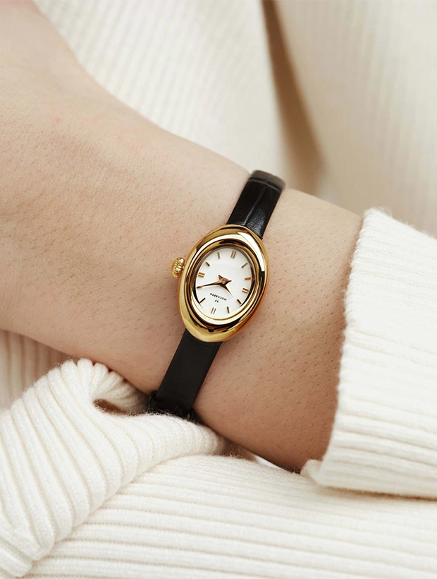 Mockberg Belle Oval Petite Leather Gold 18.5mm MB1412, klocka som du kan handla till bra pris hos oss på Klockmaster.