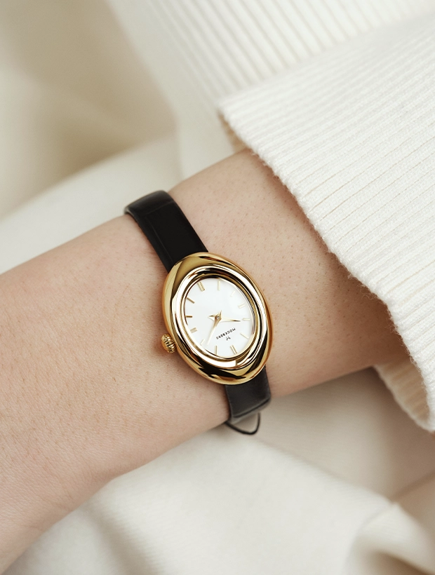 Mockberg Belle Oval Leather Gold 23mm MB1414, klocka som du kan handla till bra pris hos oss på Klockmaster.