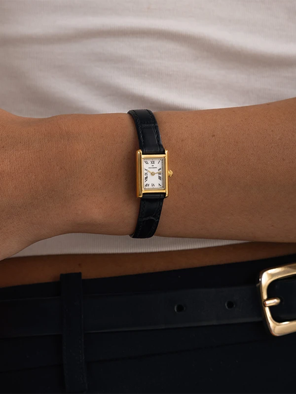 Mockberg Timeless Leather Petite Gold 15.5mm MB2355, klocka som du kan handla till bra pris hos oss på Klockmaster.