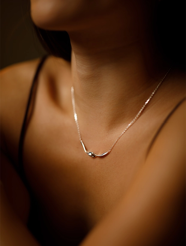By Sofia Wistam Twirl  Silverhalsband N24052911, klocka som du kan handla till bra pris hos oss på Klockmaster.