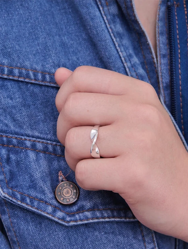 By Sofia Wistam Twirl  Silverring 19mm R24052909-19, klocka som du kan handla till bra pris hos oss på Klockmaster.