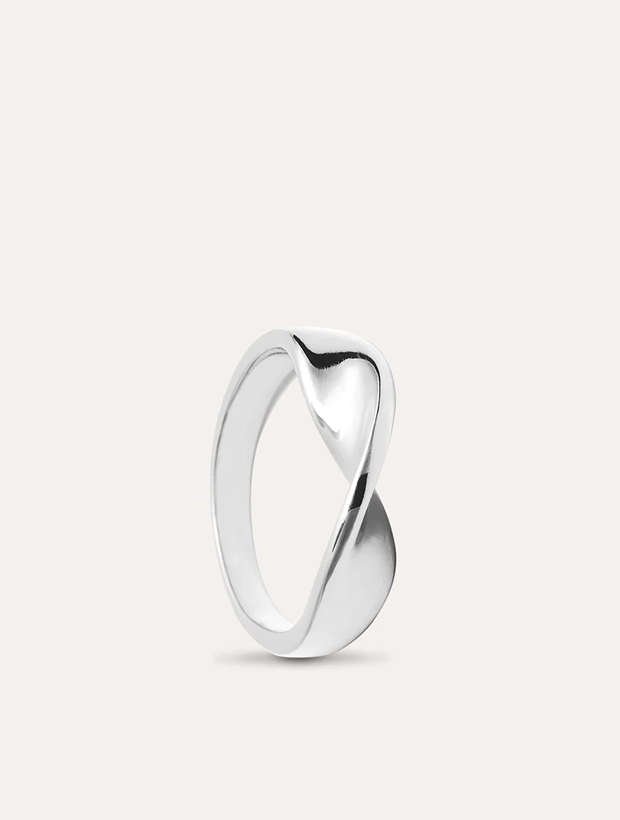 By Sofia Wistam Twirl  Silverring 19mm R24052909-19, klocka som du kan handla till bra pris hos oss på Klockmaster.
