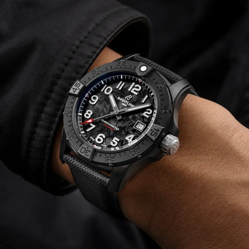 BREITLING AVENGER 42, klocka som du kan handla till bra pris hos oss på Klockmaster.