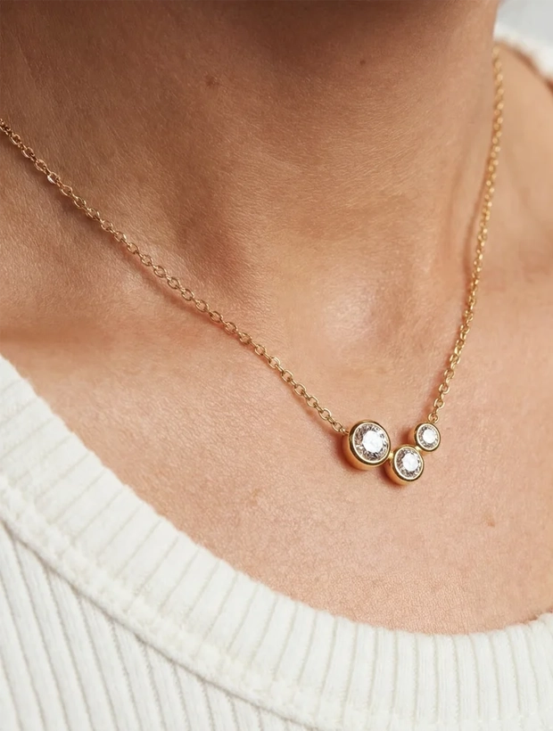Sif Jakobs Halsband Sardinien Tre - Guld SJ-N2631-CZ-YG, klocka som du kan handla till bra pris hos oss på Klockmaster.