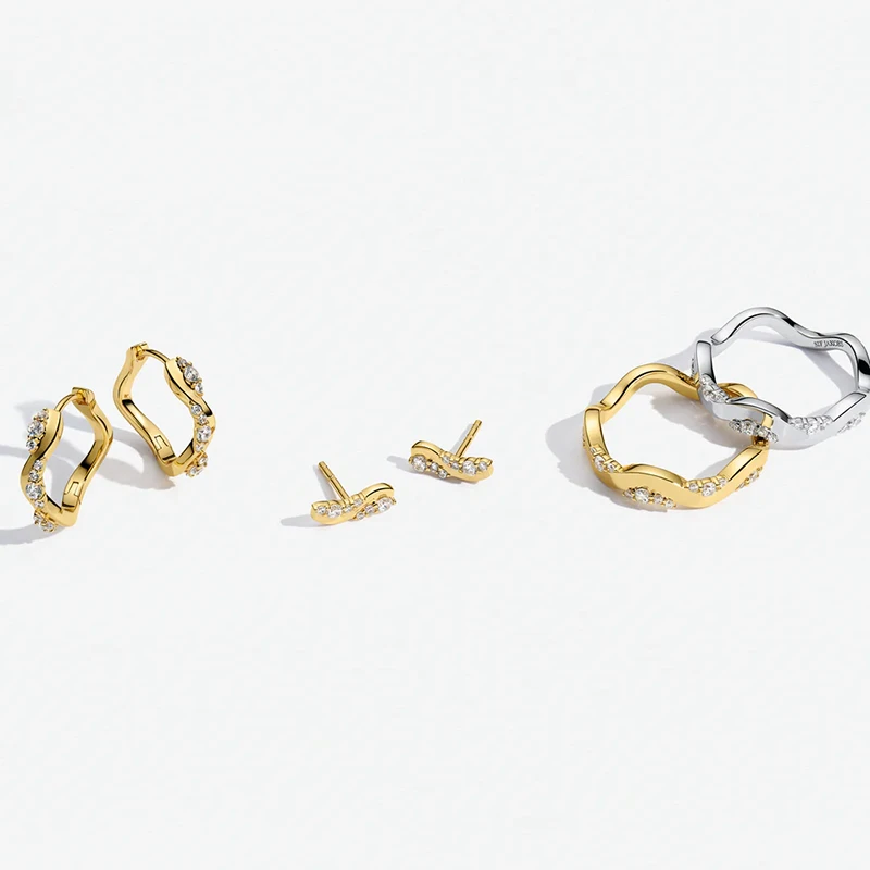 Ring Ellera Waves Altro Guld 17,2mm Sif Jakobs SJ-R2762-CZ-YG-54, klocka som du kan handla till bra pris hos oss på Klockmaster.