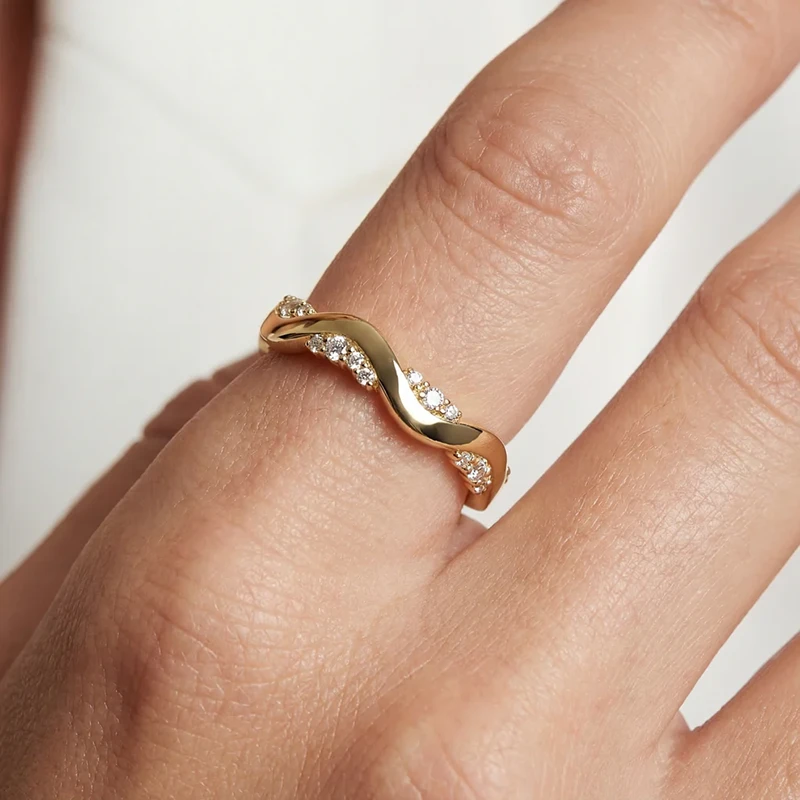 Ring Ellera Waves Altro Guld 17,2mm Sif Jakobs SJ-R2762-CZ-YG-54, klocka som du kan handla till bra pris hos oss på Klockmaster.