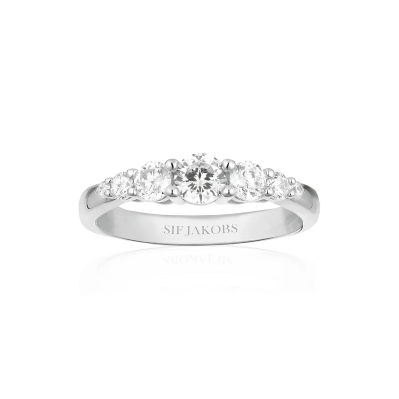 Ring Belluno Silver Sif Jakobs 17,8mm SJ-R42126-CZ-SS-56, handla denna klocka online eller i butik hos klockmaster