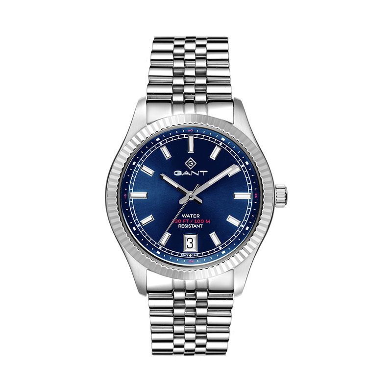 Gant klocka i silvrig design med silvrig boett och urtavlan är blå med silvriga detaljer. 