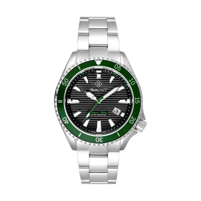 Gant klocka i silvrig design med en svart urtavla och runt urtavlan är det grönt. Boetten på klockan är i silver. 